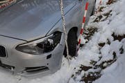 Das war noch der geringste Schaden: Ein kaputter Scheinwerfer und eingedrücktes Blech. (Bild: Luzerner Polizei)