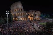 Tausende Gläubige versammeln sich am Karfreitagabend in Rom vor dem Kolosseum, um die Fackel-Prozession in Gedenken an die Kreuzigung von Jesus abzuhalten. (Bild: Giorgio Onorati (Rom, 14. April 2017))