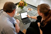 Eine computergestützte Interviewszene bei der GfK. (Bild pd)