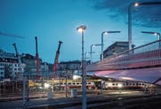 In den frühen Morgenstunden waren die Bergungsarbeiten bei der Langensandbrücke noch in vollem Gang. (Bild: Pius Amrein (Luzern, 23. März 2017))
