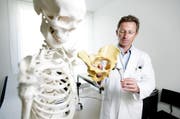 Andreas Remiger, Chefarzt Orthopädie, mit einem Hüftgelenk im Kantonsspital Nidwalden in Stans . (Bild: Philipp Schmidli/Neue LZ)