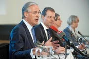 Hubert Achermann, Präsident Stiftung Salle Modulable, Regierungsrat Reto Wyss, Stadträtin Ursula Stämmer und Regula Huber vom Luzerner Kulturdepartement gestern an der Pressekonferenz (von links nach rechts). (Bild Boris Bürgisser)