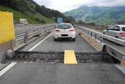Dieses Auto geriet auf eine Baustelle und überquerte eine grosse Lücke im Strassenbelag. (Bild: Kantonspolizei Schwyz)