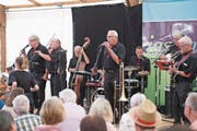 Dixieland im Zelt: die Steppin Stompers am Jazz im Sommer in Baar. (Bild: Maria Schmid (16. Juli 2017))