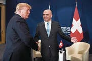 US-Präsident Donald Trump traf im Rahmen des WEF 2018 auf Bundespräsident Alain Berset. (Bild: Peter Klaunzer/EPA)