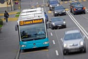Der Bus der Linie 23 soll weiter als bis zum Bahnhof Gisikon fahren, fordern die Gemeinden Gisikon, Root und Honau. (Archivbild Pius Amrein)