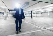 Nachteinsatz im Parkhaus Arena in Zug: Die Securitas-Mitarbeiterin kontrolliert Türen und Notausgänge, prüft, ob keine Gegenstände herumliegen oder Autos beschädigt sind. (Bild: Stefan Kaiser (Zug, 4. August 2017))