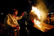 Das Ende der Fasnacht ist besiegelt: Der Badjöggel brennt lichterloh. (Bild Werner Schelbert)