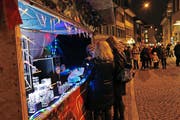 Besucher am Zuger Weihnachtsmarkt 2015. Bild: Werner Schelbert
