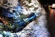 Lenkerin und Beifahrer mussten von der Feuerwehr aus dem Unfallauto befreit werden. (Bild: Luzerner Polizei (Schüpfheim, 10. Dezember 2017))