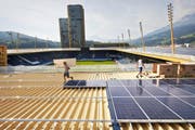 Bauarbeiten auf dem Stadiondach der Swissporarena in Luzern. Ein Grossteil der Fläche ist bereits mit Solarpanels ausgestattet. (Bild Jakob Ineichen)