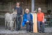 Josef Stöckli (Mitte) durfte gestern den diesjährigen Eselpreis in Empfang nehmen. Flankiert wird er von Esel Bimbo und dessen Halter Jules Rampini sowie Marcel Sonderegger von der Projektgruppe «Wieder mehr Sonntag».Bild: Pius Amrein (Ufhusen, 18. September 2016)