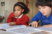 Die Integrationsklasse soll Kinder aus dem Asyl- und Flüchtlingsbereich auf den Besuch der Regelklasse vorbereiten. (Symbolbild Neue LZ)