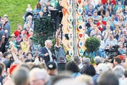 Der «Donnschtig-Jass» zieht jeweils zahlreiche Besucher und Schaulustige an – wie hier im vergangenen Sommer im luzernischen Zell. (Archivbild Manuela Jans)