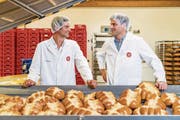 Paul Philipp Hug, Präsident des Verwaltungsrats der Hug-Gruppe (links), und sein Geschäftsleiter Andreas Tobler in der Produktion der Bäckerei in Littau. (Bild: Philipp Schmidli (Luzern, 19. Juni 2017))