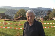 «Das kam zwar schon überraschend, es ist aber nicht so krass, wie es aussieht.» Anwohner Franz Holzgang (Bild: Kilian Küttel / Luzerner Zeitung (Küssnacht, 21.09.2017))