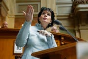 Bundesrätin Doris Leuthard wird in der Debatte um eine zweite Gotthardröhre von links scharf attackiert. (Bild: Keystone/Peter Klaunzer)