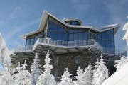 Das Rondorama-Bergrestaurant ist aus einheimischem Holz gebaut und nutzt die Solarenergie passiv. (Bild: PD / Schweizer Solarpreis 2015)