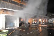 Feuerwehrleute versuchen den Brand zu löschen. (Bild: Kapo Schwyz)