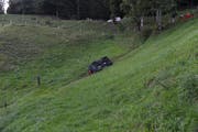 Der Motorkarren überschlug sich mehrmals und blieb schliesslich auf der Seite liegen. (Bild: Luzenrer Polizei (Escholzmatt, 25. August 2017))