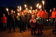 Aufmarsch von Giswilerinnen und Giswilern, die sich bei einem Sternenmarsch am 15. Dezember 2014 gegen einschränkenden Auenschutz für Laui und Steinibach wehrten. (Bild Romano Cuonz)