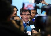 epa06480459 (FILE) - Ousted Catalan leader Carles Puigdemont gives a press conference at the end of a meeting with Catalan Parliament President Roger Torrent, in Brussels, Belgium, 24 January 2018 (reissued 28 January 2018). Catalonia's fugitive ex-president must return to Spain if he wants to form a new government, Spain's constitutional court has ruled on Saturday. EPA/STEPHANIE LECOCQ (Bild: Stephanie Lecocq / EPA (Brüssel, 24. Januar 2018))