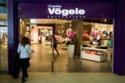 Kunden betreten das Modehaus Charles Vögele im Seedamm Center in Pfäffikon. (Archivbild: Keystone)