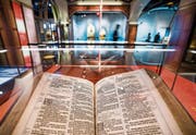 Blick auf eine King-James-Bibel aus dem Jahr 1617 im neuen «Museum of the Bible» in Washington. (Bild: Jim Lo Scalzo/EPA (14. November 2017))