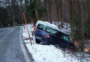 Zwei Autos waren hintereinander auf der Neuheimerstrasse in Baar gefahren und wegen Glatteis im Graben gelandet. (Bild Zuger Polizei)