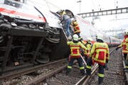 Die Feuerwehr rettete im März 2017 Zugpassagiere aus einem entgleisten Zug im Bahnhof Luzern. (Bild: Feuerwehr Stadt Luzern)