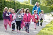 Eine Krienser Schulklasse auf dem «Schulhausweg». (Bild: PD)
