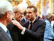 Unter Macron (r.) ändert sich nicht alles: Mit Le Drian (2.v.l.) ist auch ein Minister aus der Amtsteit Hollandes in der Regierung. (Bild: Charles Platiau/EPA)