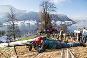 Liegend schiessen sie auf die 300 Meter entfernte Zielscheibe. (Bild: Alexandra Wey/Keystone (Morgarten, 15. November 2017))