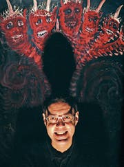 Ein scheuer Autor, der sich für einmal in ulkig-dämonische Pose wirft: Gion Mathias Cavelty. (Bild: Andri Pol)