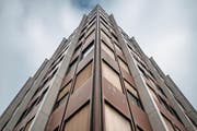 Am 1972 erbauten Gersag-Hochhaus nagt der Zahn der Zeit. (Bild: Pius Amrein (Emmen, 16. November 2017))