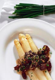 Zwei Frühlingsgenüsse kombiniert: sämige Morchelsauce zu Spargeln. Lust darauf? Das Rezept steht im verknüpften Beitrag «Spargeln mit Morcheln» (unterhalb des Beitragstexts). (Bild: «Parlamentarier-Kochbuch», Staempfli Verlag)
