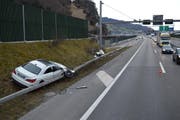 Noch mit einem Rad auf der Autobahn: Das Fahrzeug nach dem Selbstunfall. (Bild: Kantonspolizei Nidwalden, Stansstad, 2. März 2017)