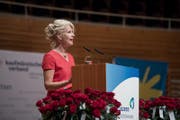 Esther Schönberger, hier bei einer Lehrabschlussfeier der KV-Absolventen im Konzertsaal des KKL in Luzern, wird neue Stiftungsratspräsidentin der SSBL. (Bild: Pius Amrein (6. Juli 2017, Luzern))