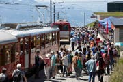 Die Bergstation Rigi Kulm wird von Gästen überrannt. (Bild: Gaetan Bally/Keystone)