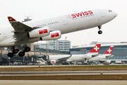 Beamte sollen auf Dienstreisen weiterhin das Flugzeug nehmen dürfen. (Bild: Keystone / Steffen Schmidt)
