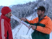 Toni und Paul Töngi inspizieren eine Schneelanze vor dem Einbau. (Archivbild: PD/Beat Christen)