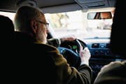 Senioren müssen regelmässig zum Arzt, um ihre Fahrtüchtigkeit zu überprüfen. (Bild: Ennio Leanza/KEY (St. Gallen, 19. April 2011))