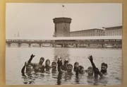 Mit alkoholfreiem Champagner stossen zehn Mitglieder der SLRG am 31. Dezember 1976 nach dem ersten Silvesterschwimmen in Luzern an. Marcel Meier (Fünfter von links) nimmt auch dieses Jahr teil. (Bild: PD)