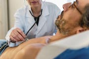 Um in Zukunft genug Hausärzte zu haben, dehnt der Kanton die Regelungen beim Praxisassistenz-Modell aus. (Bild: Christian Beutler/Keystone)
