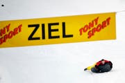 Auf Luftschläuchen die Piste runterflitzen. (Bild Pius Amrein/Neue LZ)