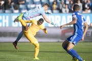 Torhueter Jonas Omlin, oben, von Luzern im Spiel gegen Roger Assale, unten. (Bild: Urs Flüeler / Keystone (Luzern, 22. Oktober 2017))