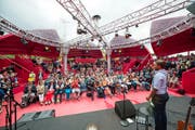 Lustig anzuhören: Comedian und Liedermacher Johnny Burn bei seinem Auftritt am Samstagnachmittag auf der schwimmenden Bühne. (Bild: Roger Grütter / Neue LZ)