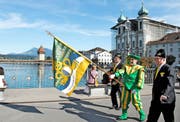 Die Wey-Zunft ist gestern mit ihrem neuen Banner von der Franziskanerkirche an der Jesuitenkirche vorbei bis zum «Schweizerhof» gezogen. (Bild Nadia Schärli)
