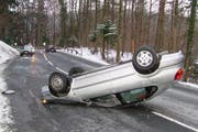 Auf dem Dach gelandet: Blick auf die erste Unfallstelle an der Neuheimerstrasse in Baar. (Bild Zuger Polizei)