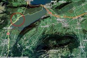Die Stelle auf der A8, wo gegenwärtig Bauarbeiten durchgeführt werden. (Bild: search.ch)